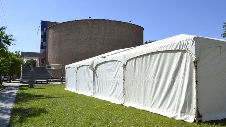 Las carpas ya se encuentran instaladas en el CCC para la 20° Feria del Libro en Cipolletti.