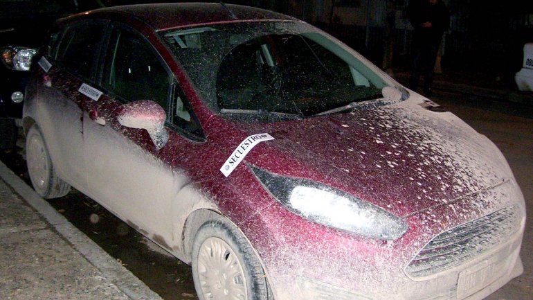 El auto quedó cubierto de barro al intentar escapar su conductor de la Policía.
