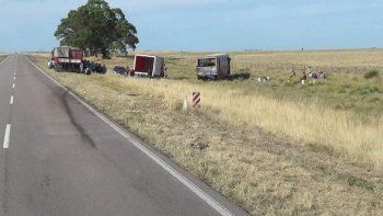 Camión y colectivo quedaron en la banquina. 