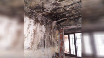 el drama sin fin de una familia a la que se le llueve su departamento