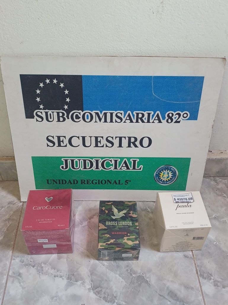 Los sujetos habían robado tres perfumes en una farmacia y habían escapado hacia Neuquén, donde fueron detenidos. Los sujetos habían robado tres perfumes en una farmacia y habían escapado hacia Neuquén, donde fueron detenidos.