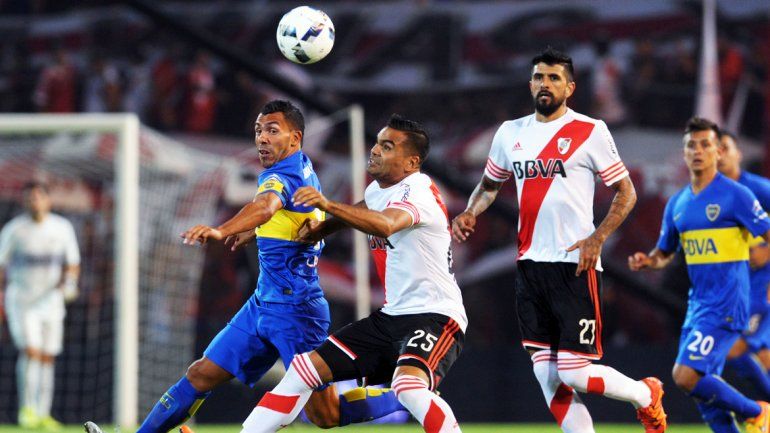 Carlitos Tevez no tuvo un buen partido. Corrió más de lo que jugó