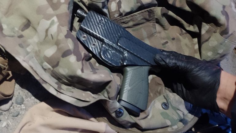 Intenso operativo: los atraparon en un auto con drogas y un arma de fuego 