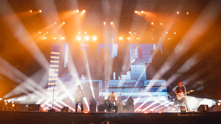 El anuncio del show de Blink-182 en Lollapalooza terminó con una millonaria indemnización.