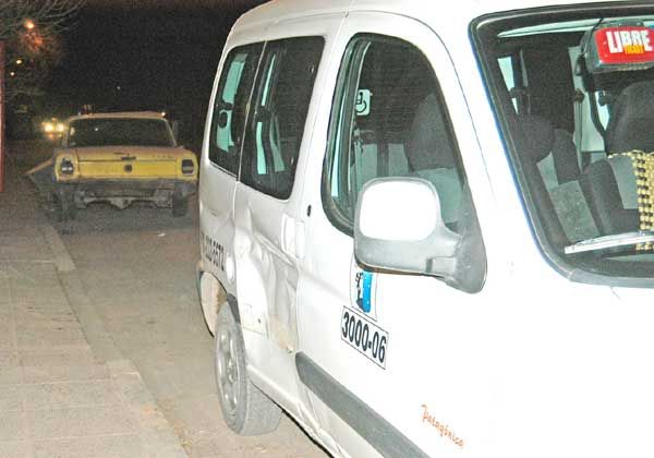 Un taxi y una moto protagonizaron un violento choque en el barrio Don Bosco