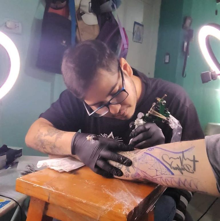 Agustín tenía una pasión por el dibujo que trasladó al tatuaje. 