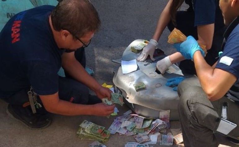 La Policía de Las Perlas atrapó al ladrón en un desarmadero y encontró una parte del dinero robado dentro de un tanque de combustible. 
