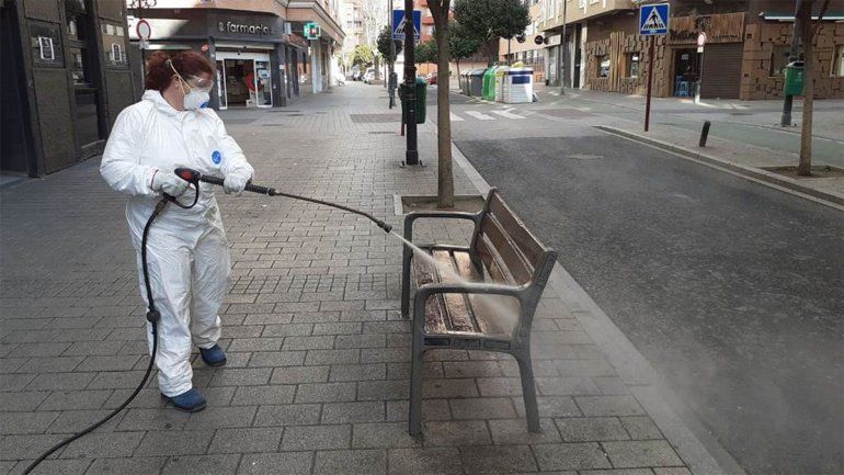 Según la OMS, rociar las calles con desinfectante es peligroso y poco eficaz