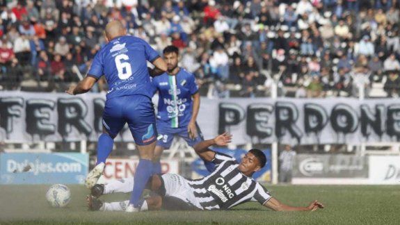 Cipolletti juega con su clásica camiseta titular y Villa Mitre lo hace con la alternativa. Fotos: Anahí Cárdena
