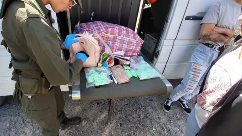 Detuvieron a una joven en el colectivo con 4.500 dosis de éxtasis y LSD