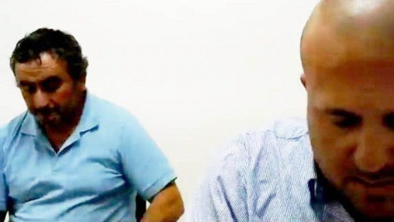 Se ocultó detrás de una pila de leña y le pegó un tiro en la cara