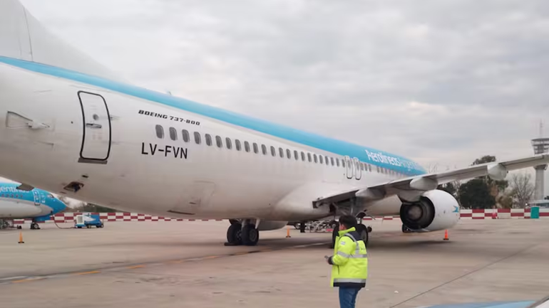 El avión de Aerolíneas Argentinas que venía a Neuquén y debió aterrizar en Ezeiza / Foto Gentileza