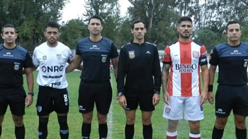 Sanz (en el medio) ya fue el árbitro de Sansinena ante Cipo este año. Foto: El Bunker Deportivo&nbsp;