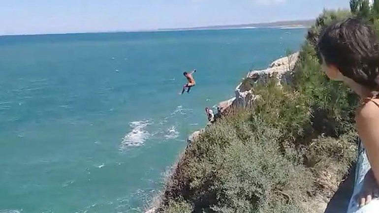 Un joven aprovechó la marea extraordinaria en Las Grutas y protagonizó un peligroso salto