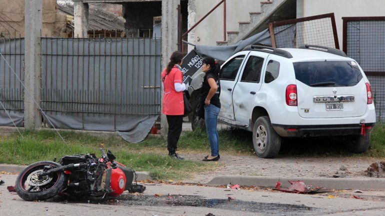 La Duster se metió en una casa luego del violento choque con la moto.
