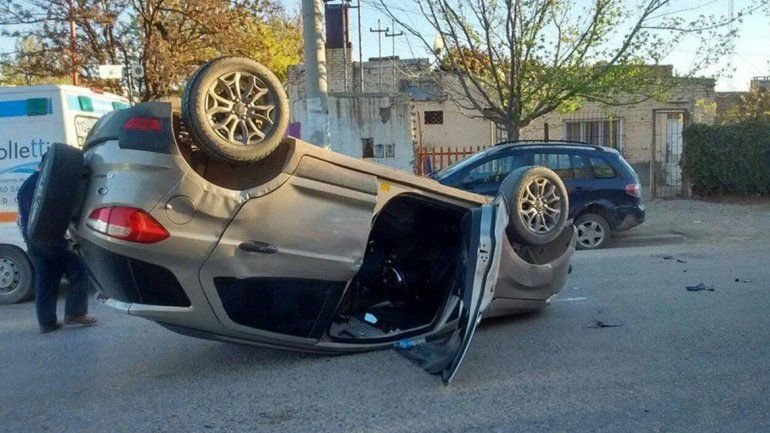 Cipoleño borracho perdió el control, chocó contra un auto estacionado y volcó