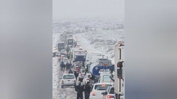 Tremendo: la caravana de vehículos colapsa la Ruta Nacional 237, en Piedra del Águila.&nbsp;