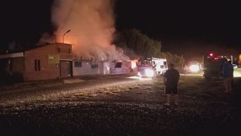 El salón comunitario de la pequeña localidad rionegrina resultó destruído por las llamas. 