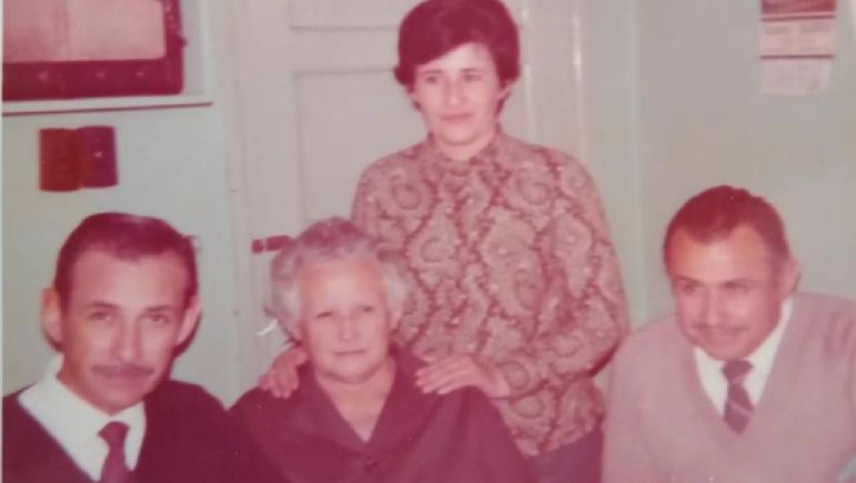 Don Cáceres, su madre y hermanos. Foto: Flia. Cáceres-Zanolla.