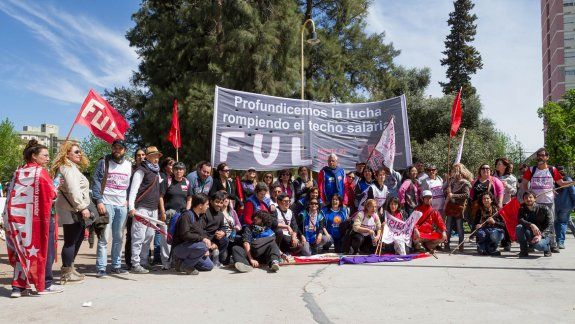 Los docentes fueron al juzgado en el que se tramita el amparo por la falta de vacantes en jardines de infantes y luego coparon la plaza San Martín.
