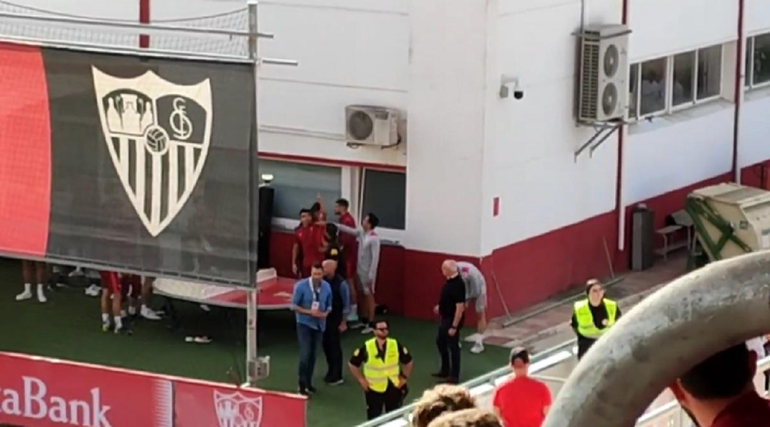 El caliente cruce del Huevo Acuña con un hincha del Sevilla