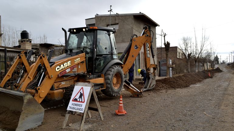 Comenzaron las obras de ampliación de la red de gas para el barrio puente 83 de Cipolletti.