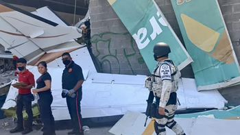una avioneta cayo sobre un supermercado en mexico: hay tres muertos