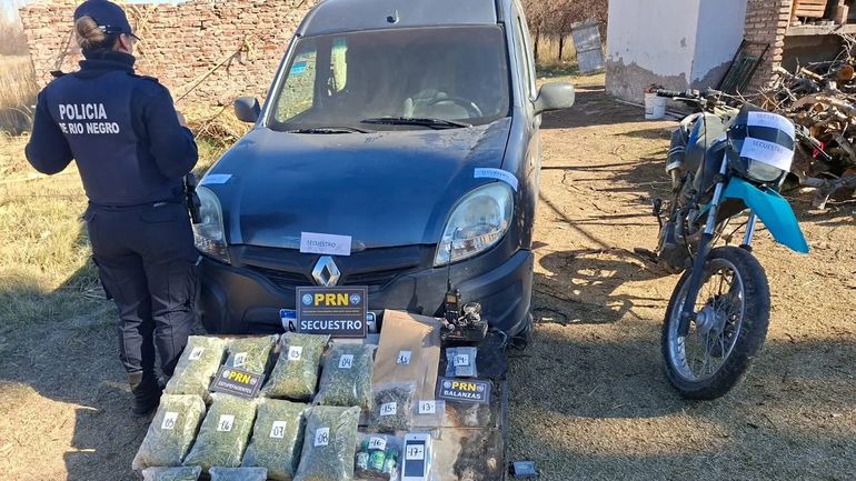 La policía secuestro drogas y recuperó un auto y una moto.