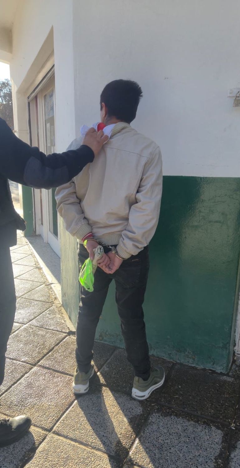 Hombre detenido por hurto de una billetera a un cliente de una panadería.