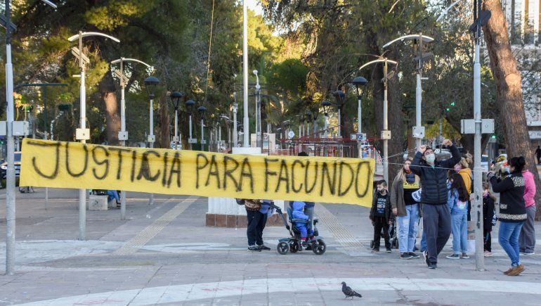 Imputan a un hombre por la golpiza contra un adolescente en un partido de fútbol