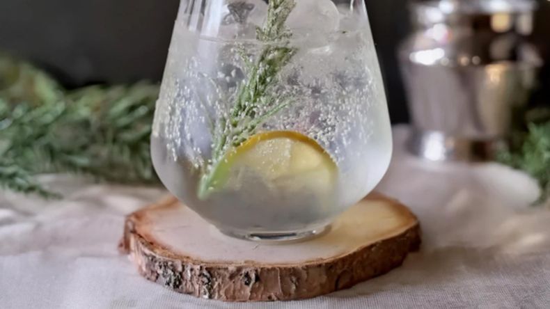 Cóctel navideño para sorprender: es muy fácil de preparar y tiene un efecto de árbol nevado en el vaso