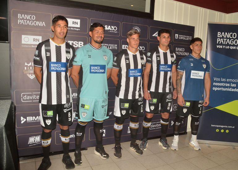 Cipo sumó los sponsors a su camiseta.