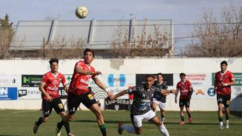 Cipo y Villa Mitre se enfrentaron este domingo con camisetas alternativas. Fotos: Omar Novoa