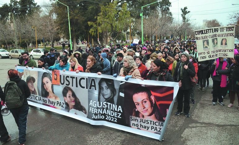 El viernes pasado se desarrolló una marcha por las calles de Cipolletti a un mes del salvaje asesinato de Agustina.