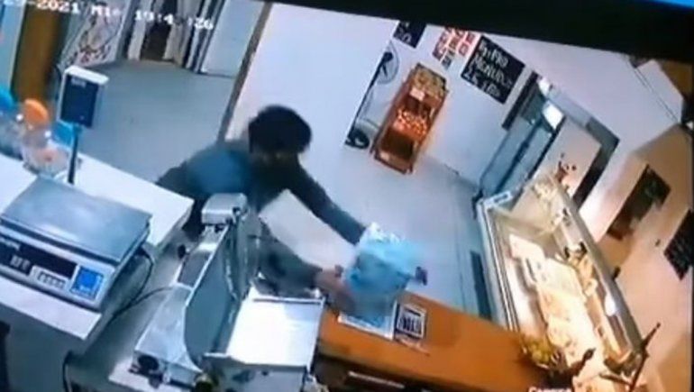 Indignante: robó una caja de colecta solidaria y quedó todo grabado