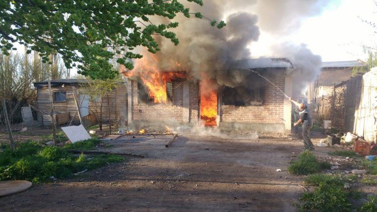 Un incendio arrasó una vivienda en la toma La Alameda
