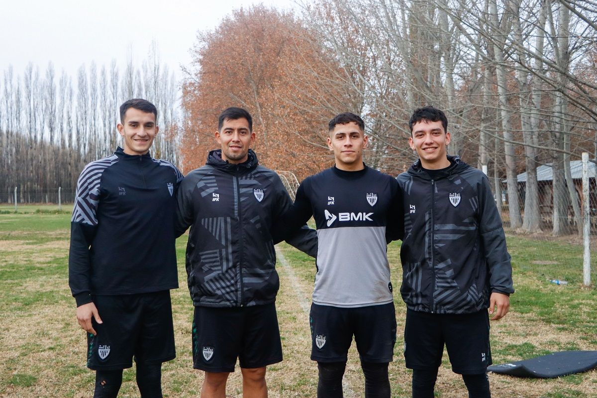 Los cuatro arqueros de Cipolletti en el entrenamiento del 12 de junio, el día que se celebra el homenaje a su puesto por el nacimiento de Amadeo Carrizo. Fotos: Anahí Cárdena&nbsp;