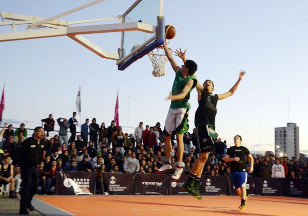 El 3x3 se juega con un solo aro y con un tiempo máximo de diez minutos. Está en pleno crecimiento y es deporte olímpico. El 3x3 se juega con un solo aro y con un tiempo máximo de diez minutos. Está en pleno crecimiento y es deporte olímpico.