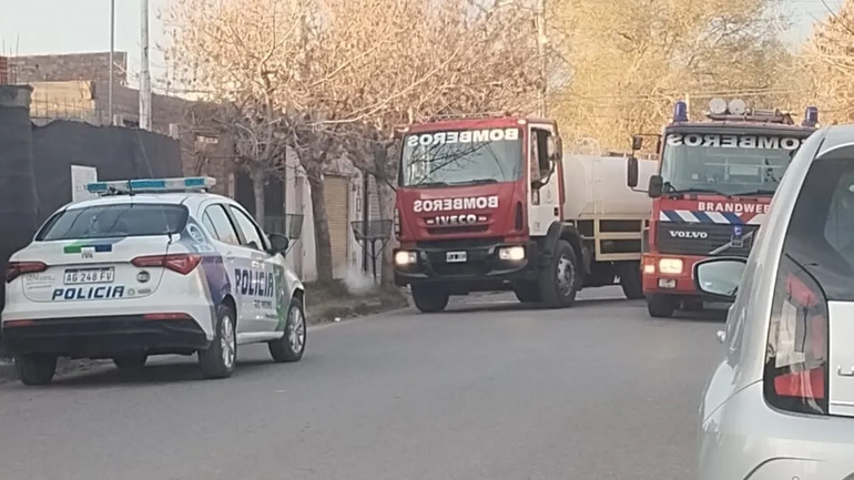 Varias dotaciones de bomberos y también la policía intervino en el incendio fatal.