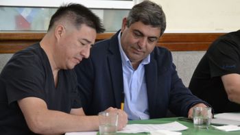 El flamante director, Juan Pablo Palma firmando su designación junto al Ministro de Salud de Río Negro. El flamante director, Juan Pablo Palma firmando su designación junto al Ministro de Salud de Río Negro.