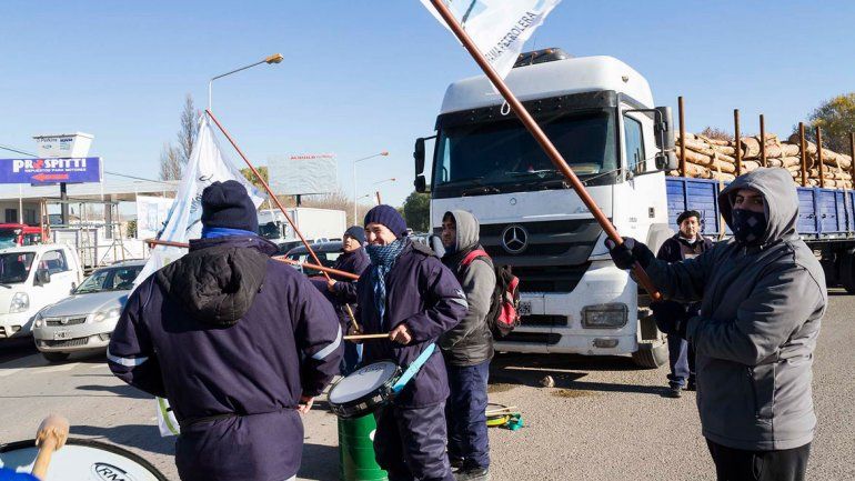 La zona de la rotonda amaneció repleta de camiones estacionados en las banquinas.&nbsp;