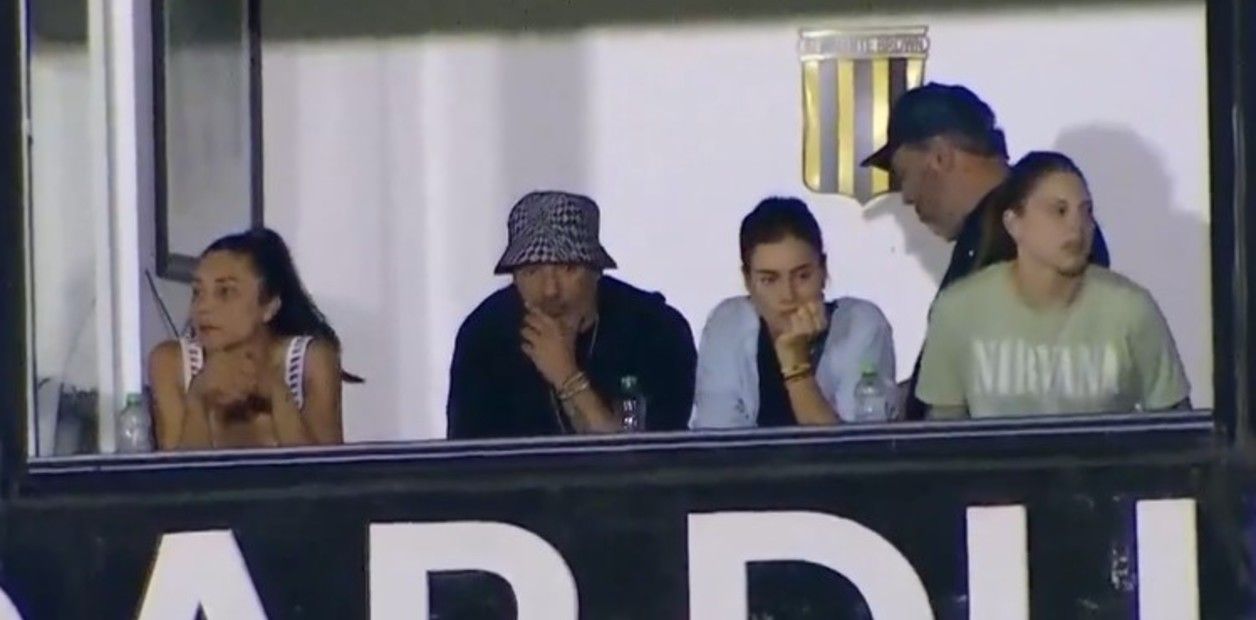 El Pocho Lavezzi, en un palco de la cancha de Almirante Brown viendo a su hermano, que juega en Tristán Suárez. FOTO: Captura TV / DSports