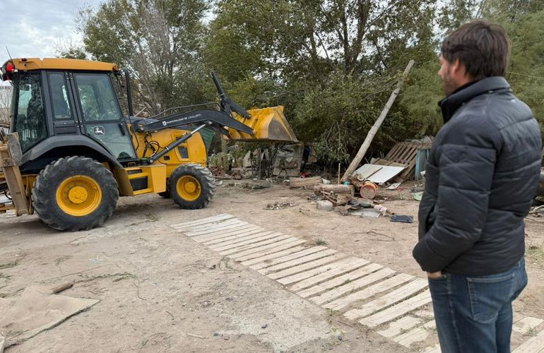 Esta tarde comenzó la demolición de estructuras precarias en el predio ferroviario. Foto: Gentileza.