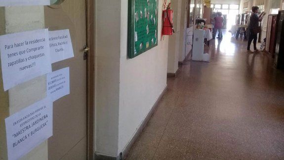 Denunciaron que reprobaron a una estudiante por oler mal