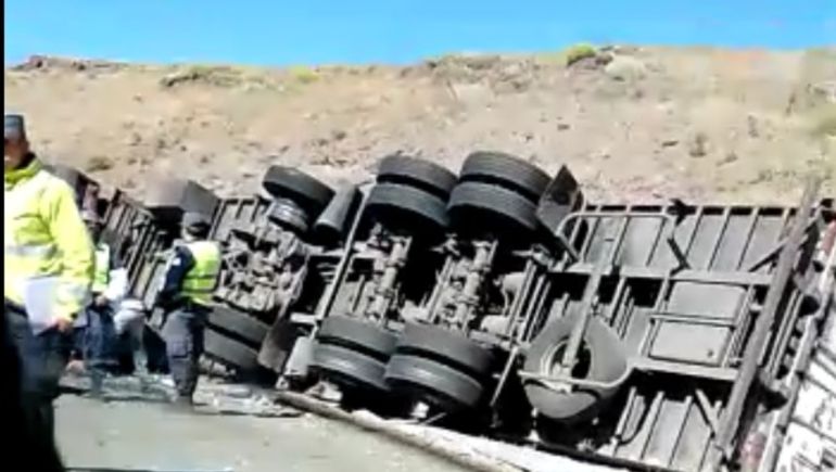 Accidente fatal en Collón Cura: murió una mujer tras el vuelco de un camión