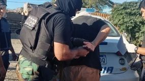 Un hombre fue detenido en Choele Choel acusado de abigeato y resistencia a la autoridad. Fue después de una persecución por el río Negro. Los policías lo reconocieron. | LMCipolletti.com Un hombre fue detenido en Choele Choel acusado de abigeato y resistencia a la autoridad. Fue después de una persecución por el río Negro. Los policías lo reconocieron.