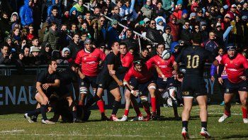 Nogueira en acción, sacando la guinda para que Argentina XV inicie un nuevo ataque ante Chile.