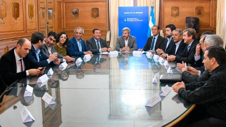 El acuerdo fue firmado por 12 intendentes de la Confluencia y los gobernadores de Río Negro y Neuquén.