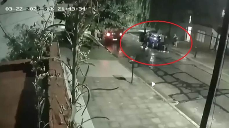 Ladrones armados le robaron el auto a una pareja mientras uno de sus hijos estaba adentro.