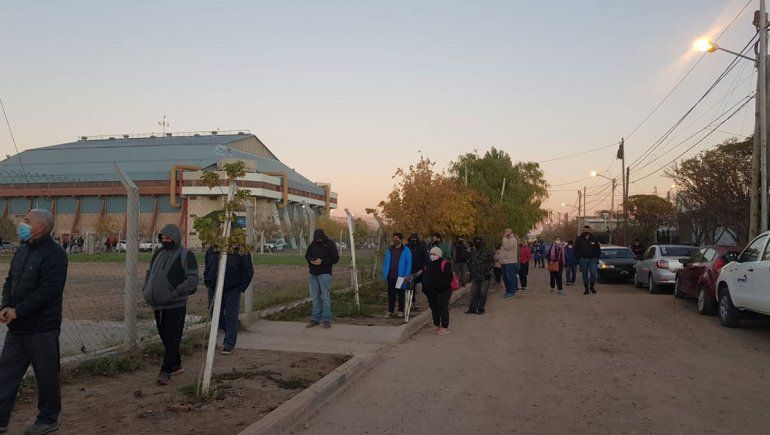Hay cuatro cuadras de fila para la vacunación sin turno